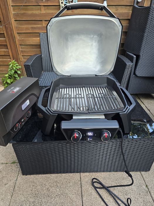 Grătar Weber Electric PULSE 2000 cu masă
