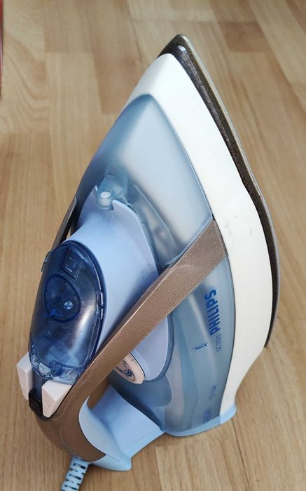 Парна ютия Philips GC3320, мощност: 2300 W, гладеща плоча: SteamGlide, парен удар, непрекъснато пароподаване, вертикална пара, воден резервоар: 300мл