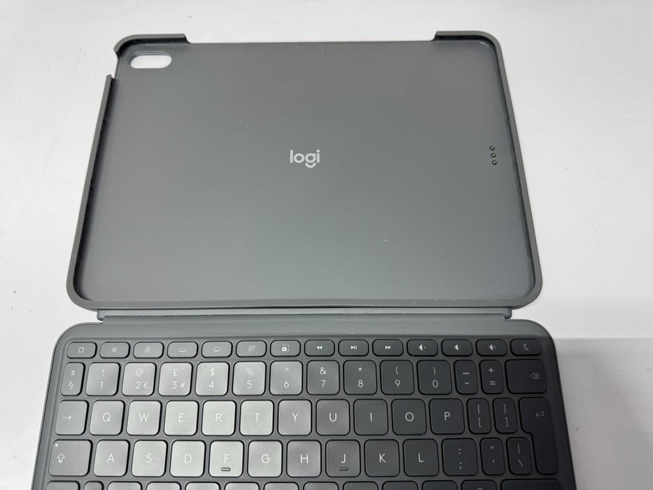 Клавиатура Logitech Combo Touch iPad Air 11-inch 5th Gen / M2