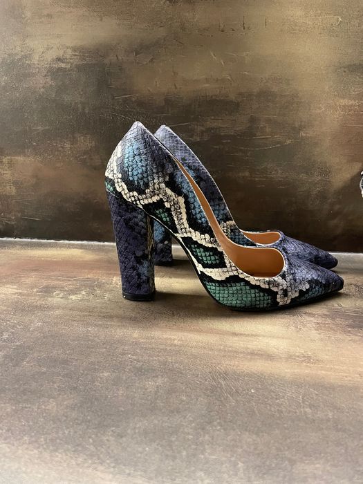 Високи токчета с змийска кожа
