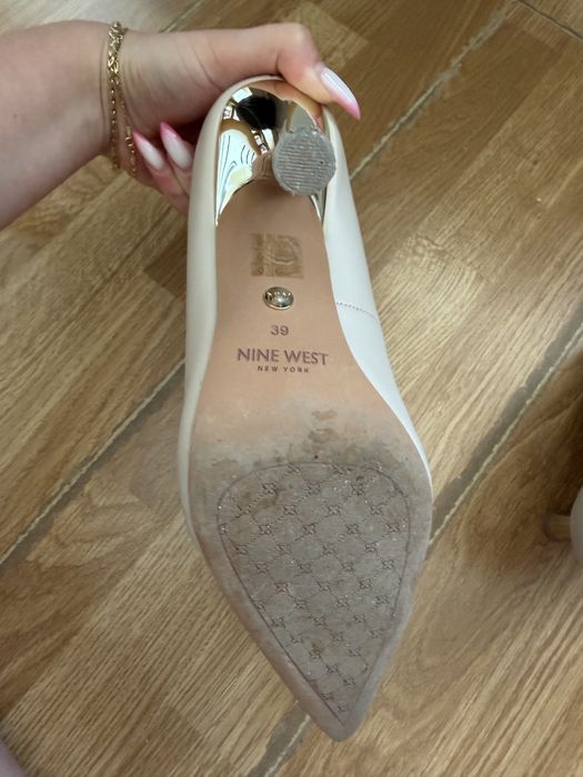 Токчета бежави 39 Nine West