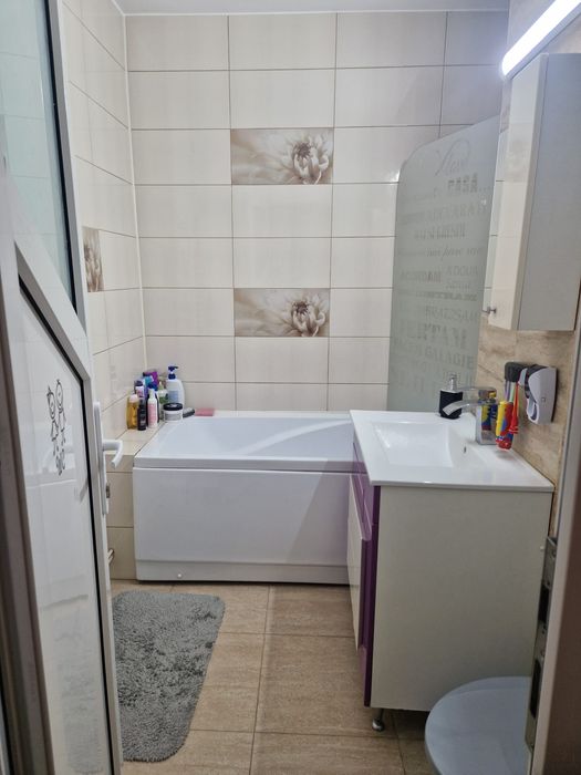 Vând apartament zona 9 mai