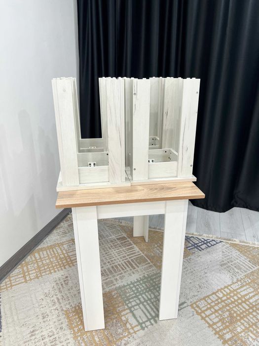 Кухонный стол и табуретки