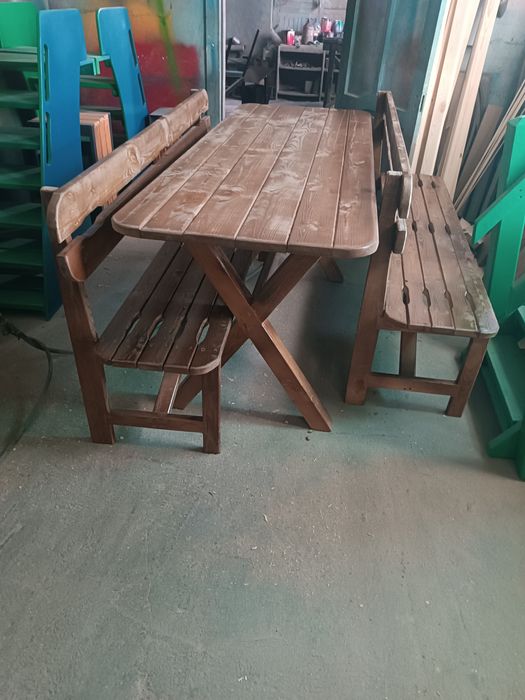 Деревянные столы с лавочками