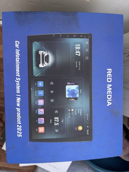 Автомобильная магнитола с сенсорным экраном.