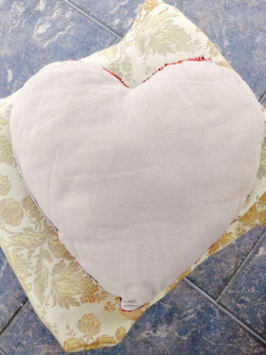Pernă decorativă în formă de inimă cu paiete reversible (schimbătoare) Model LOVE