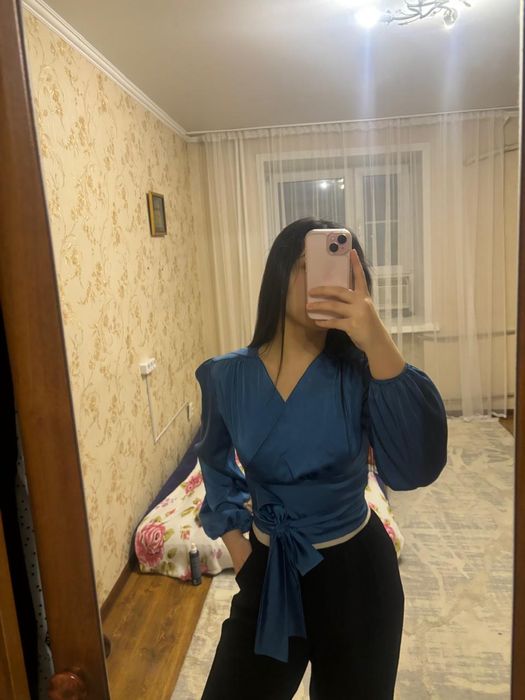 Блузка в синем цвете в хорошем состоянии.размер 42-44