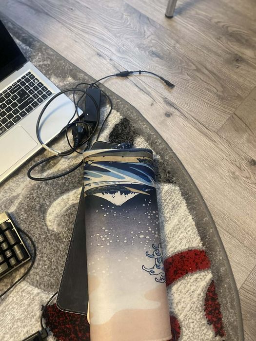 Vând 2 laptopuri 3 tastaturi mousepad mouse suport laptop