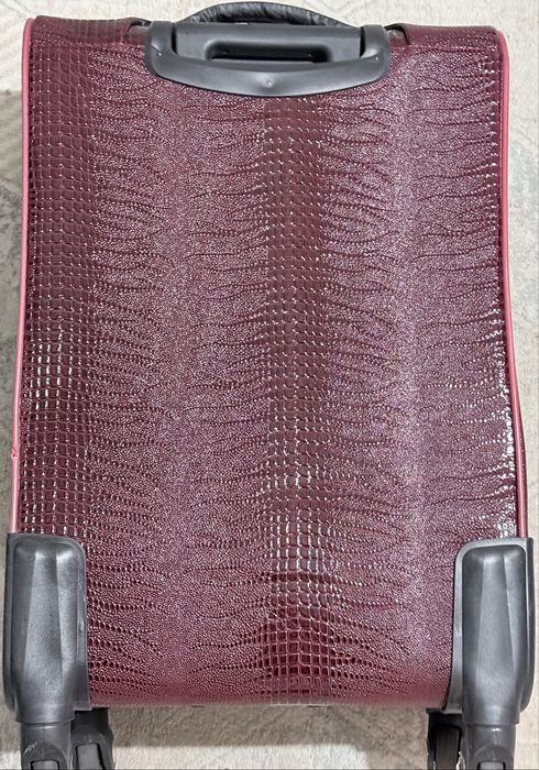 продам большой красный чемодан в отличном состоянии