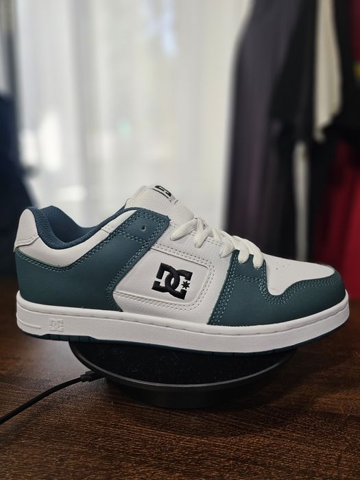 Vând pantofi sport marca D.C