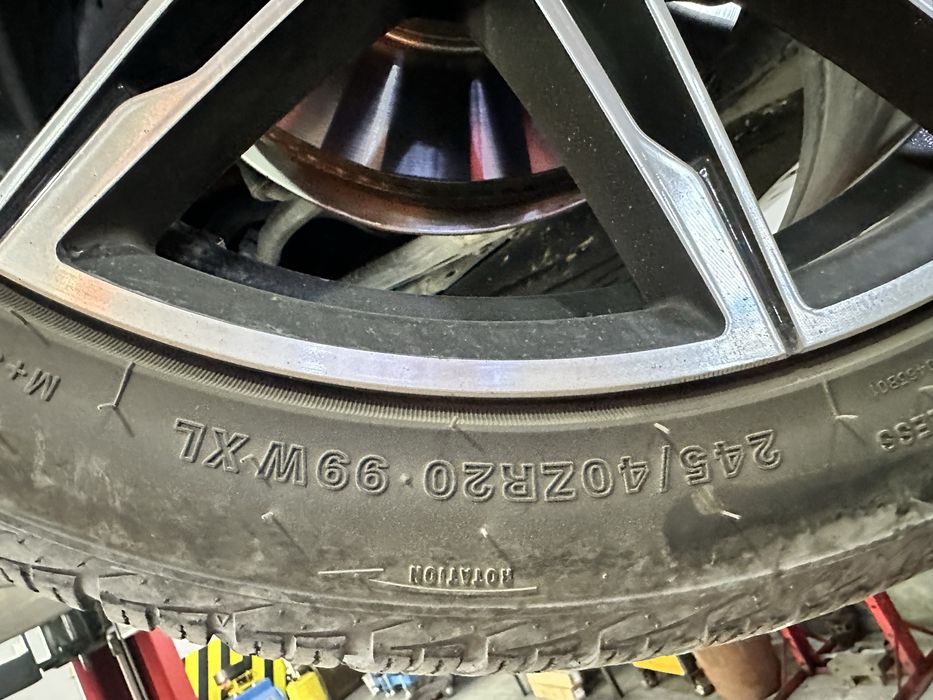 Продам диски с резиной на BMW,очень мягкая резина.В отличном состоянии