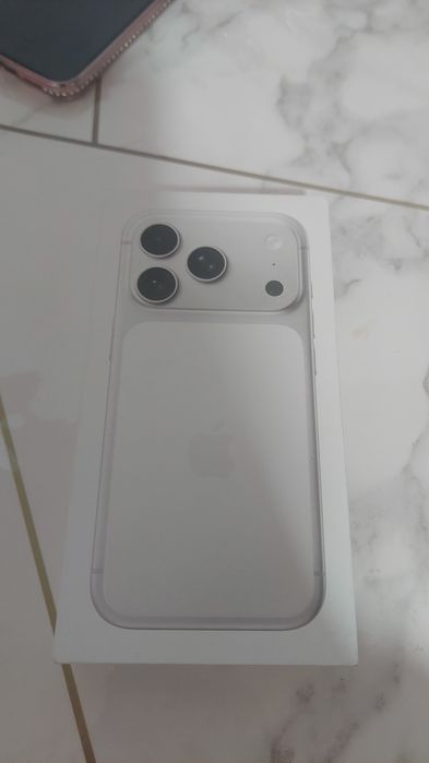 Продам Айфон 17 про серый новый