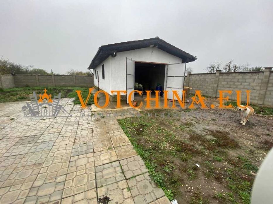 Двуетажна къща с двор в село Безводица