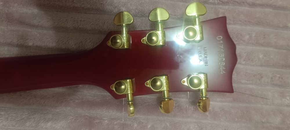 Электро-джазз гитара Gibson.