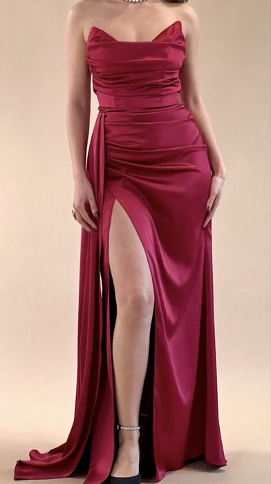 Rochie elegantă roșie satin – perfectă pentru ocazii special