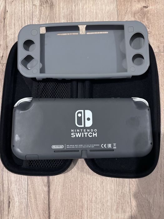 Vand consola Nintendo Switch + 5 jocuri