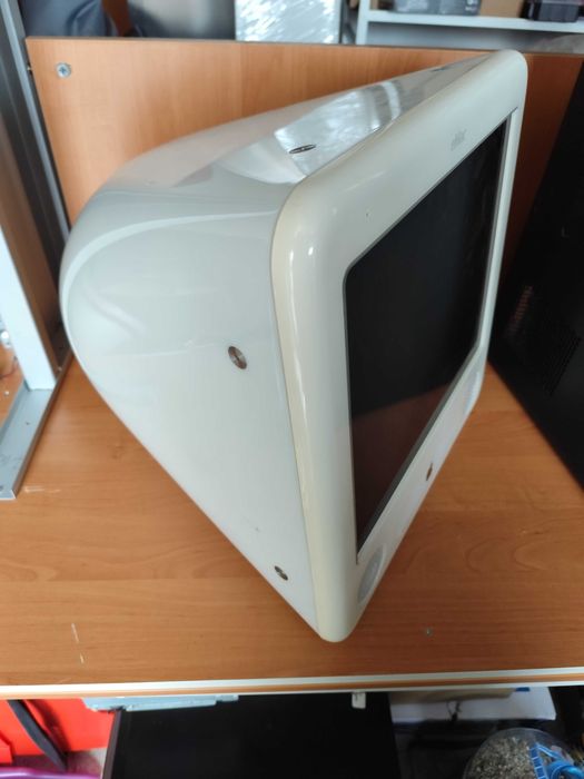 Apple eMac g4 - ретро компютър в идеално състояние