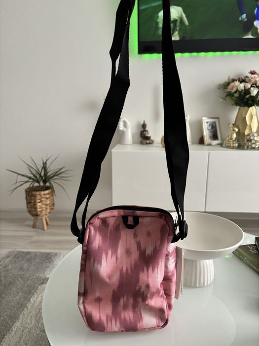 Vând gentută sport Adidas 22/16 cm Roz