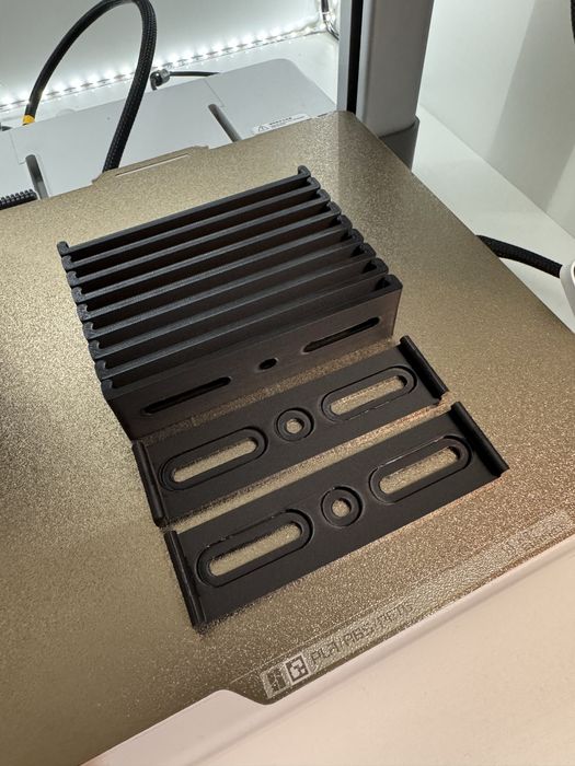 Suporti numar de inmatriculare magnetici sau cu surub