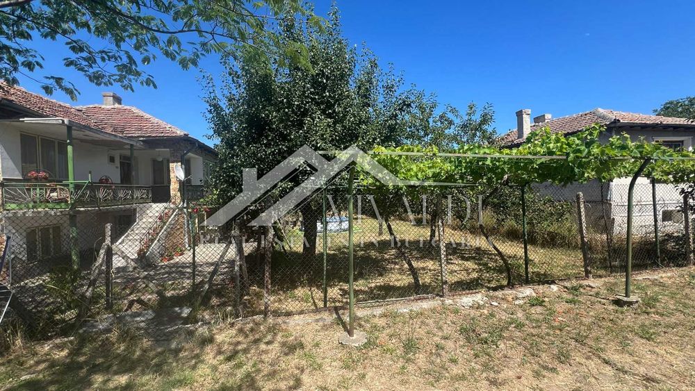 Къща с двор 1050 кв.м в центъра на с. Бенковски, ток, вода