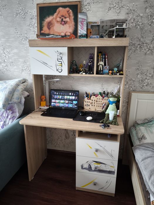 Стол  письменный продам.