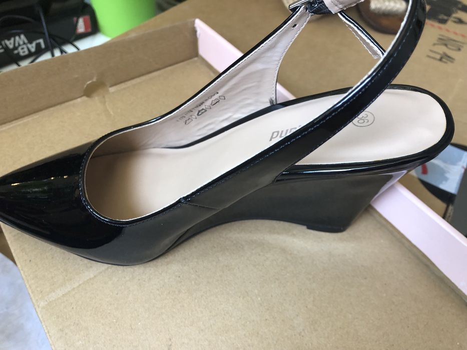 Pantofi decupati negri, de lac, 36 ingust