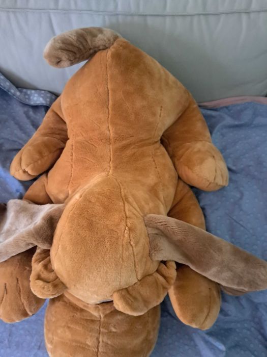 Голяма плюшена играчка куче