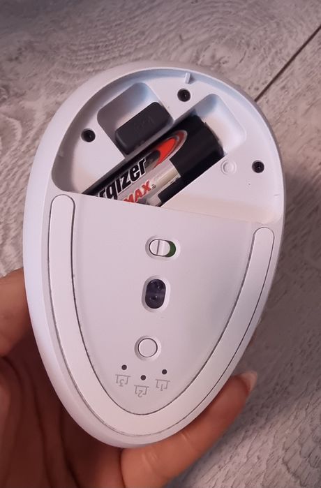 Бяла безжична мишка Logitech