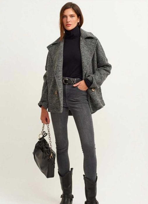 Късо сиво палто с копчета