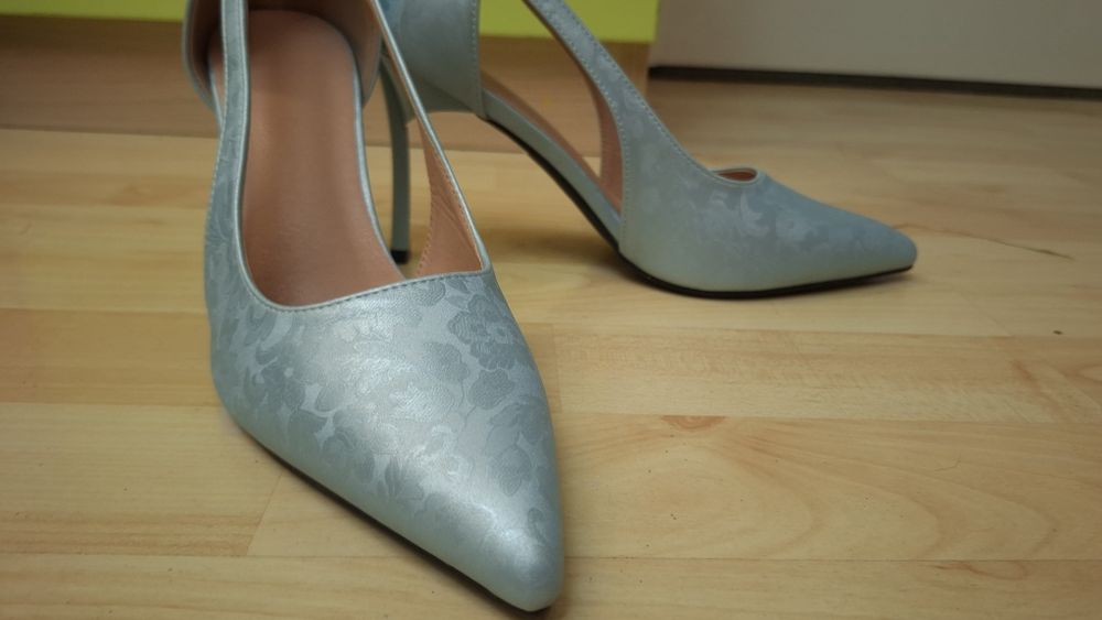 Продавам уникални светлосиньи токчета с цветя.