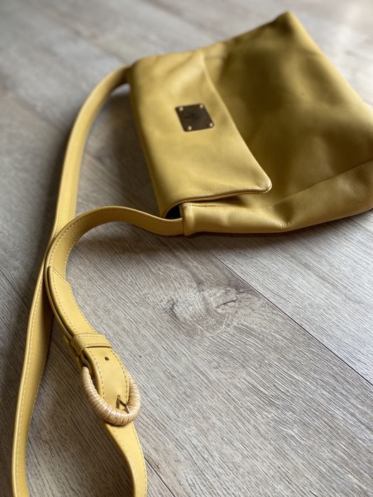 Geanta galbenă, destul de încăpătoare