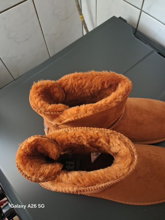 Vînd cizme dama UGG Xti  număr  41