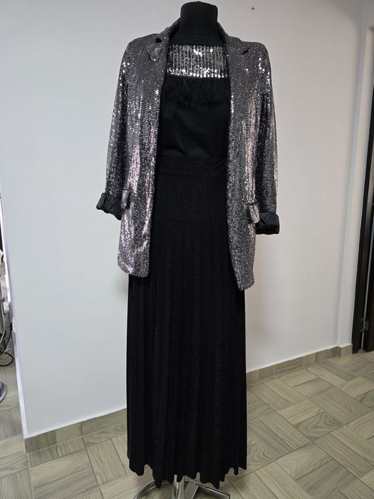 Fusta neagra plisata cu glitter, model superb