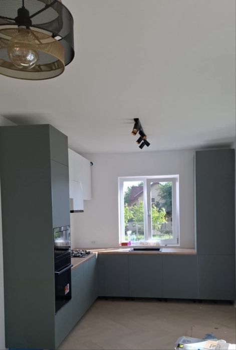 Montaj mobilier, tamplarie si scari din lemn masiv