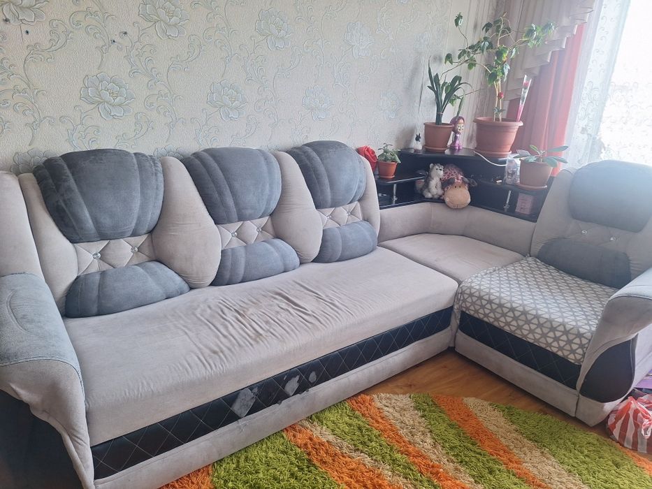 Продам диван (лучше перешить)