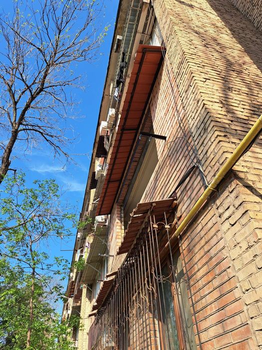 Установка козырьков над окнами