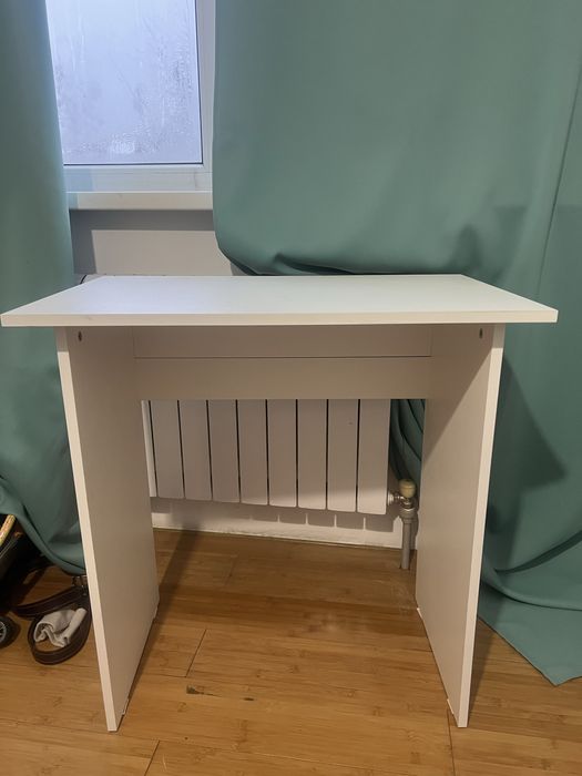 Стол белый небольшой