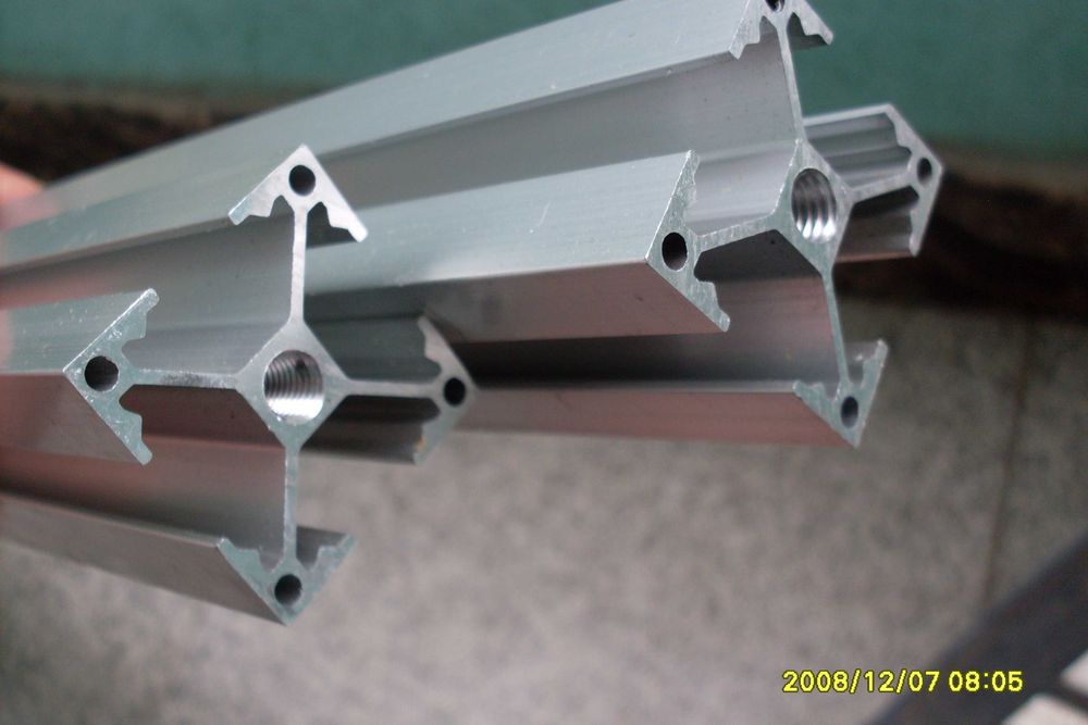 Profile aluminiu 35 x 35 canal 8 mm, tip Bosch 6 buc. cu lungimea de 84 cm.