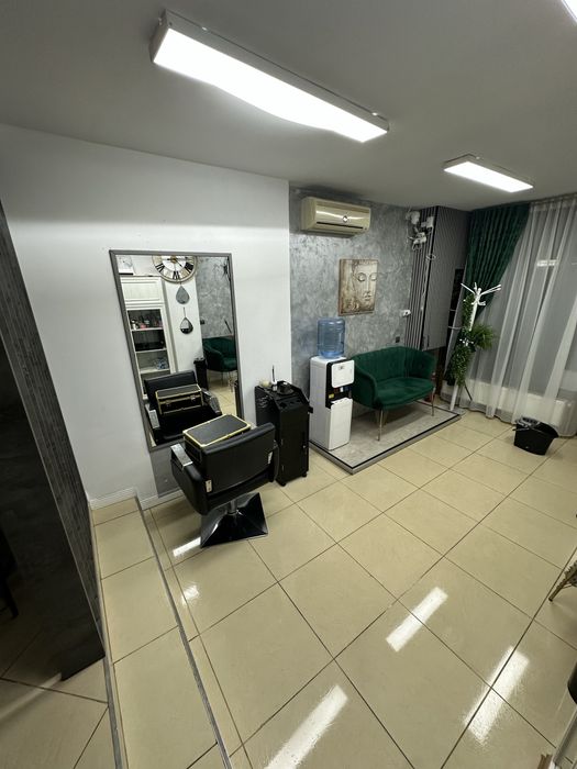 Vand salon infrumusetare sau schimb cu autoturism