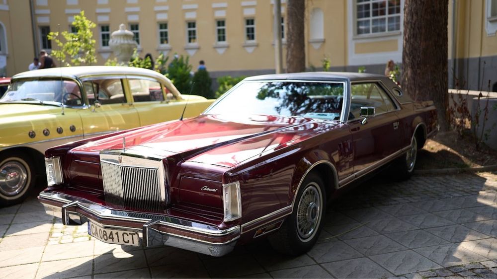 Ретро Автомобил под наем Lincoln Continental Mark V кола