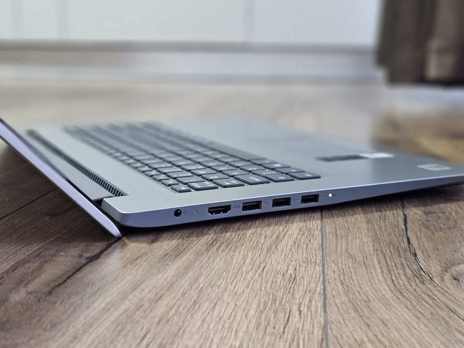 Laptop Lenovo Intel i5 generația 10, SSD 256GB PCIe 8GB DDR4, 17.3 LED