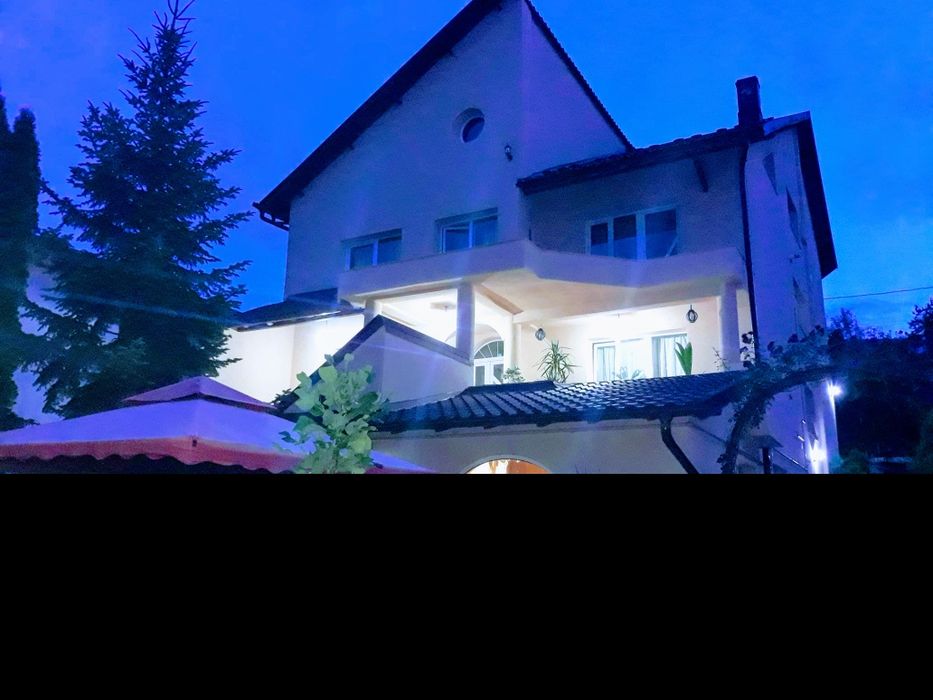 Închiriez camere la vilă. Sunt camere cu câte 2 loc. Preț- 370 Lei/persoană