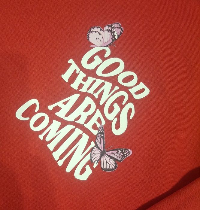 Червен суичър good things are coming с пеперуди