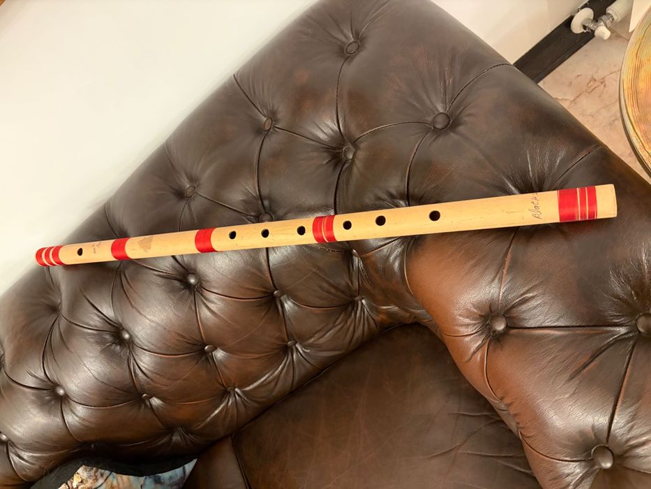 Професионална флейта Бансури, закупена от Индия.