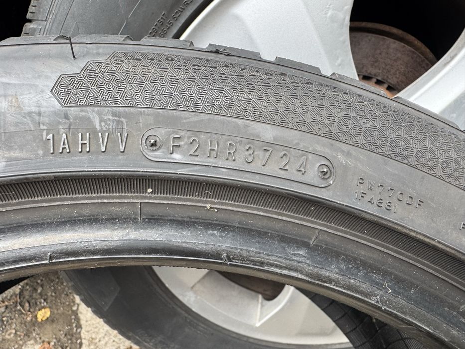 Anvelope iarnă Falken 235/45/18, dot 3724