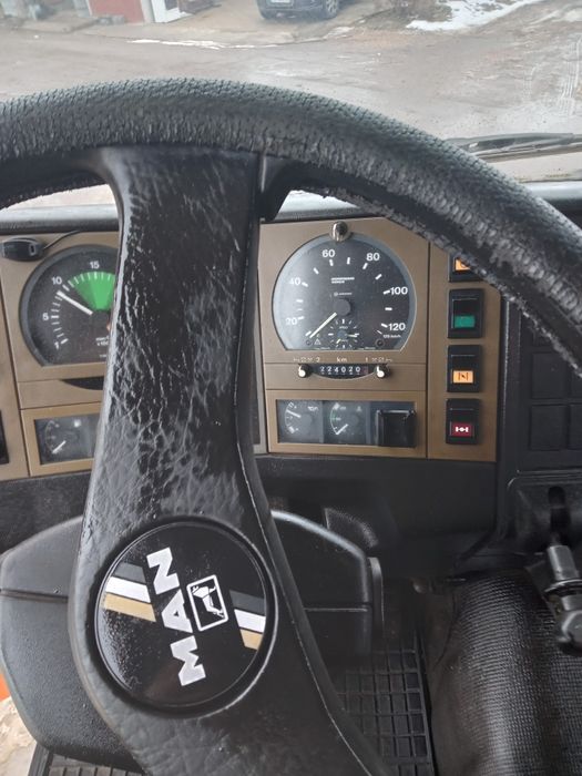 Man 4x4 basculabil cu macara