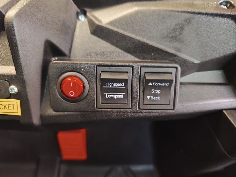 Mașinuța electrică 4x4 cu telecomandă copii