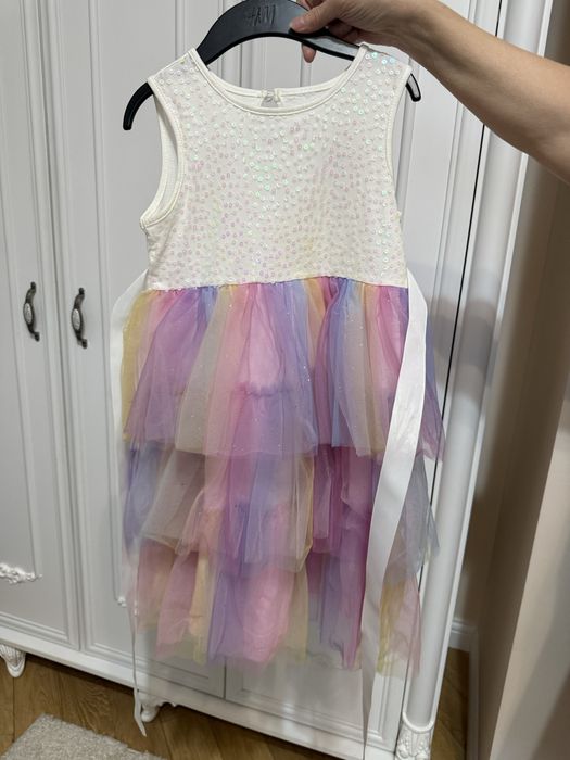 Нарядное платье на девочку 6-7 лет