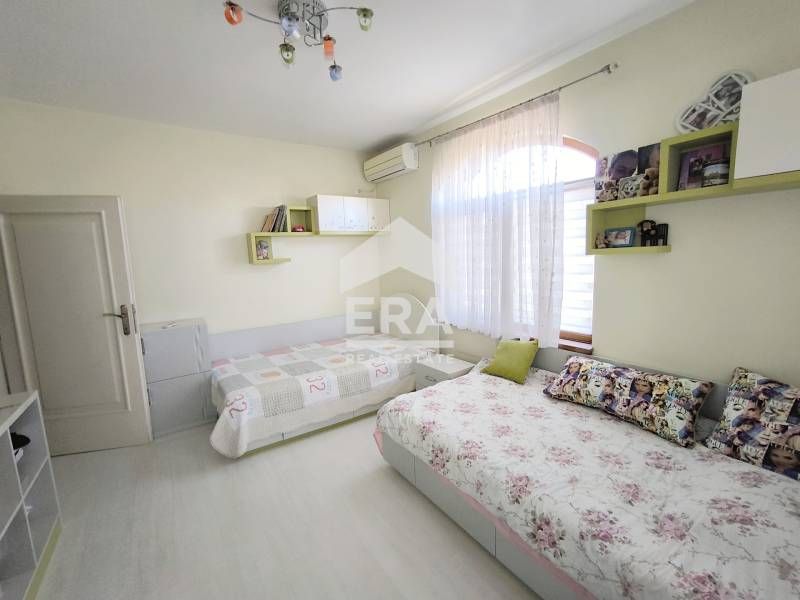 Дава се под наем Тристаен апартамент в Хасково, Център - 110 кв.м за 612 € - Снимка #9