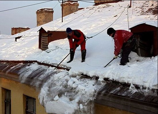 Чистка крыш от снега